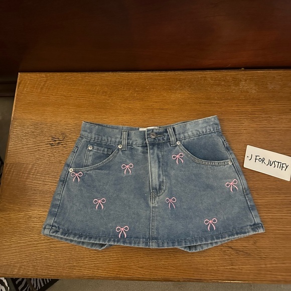 denim jean skirt with pink bows - Picture 1 of 7